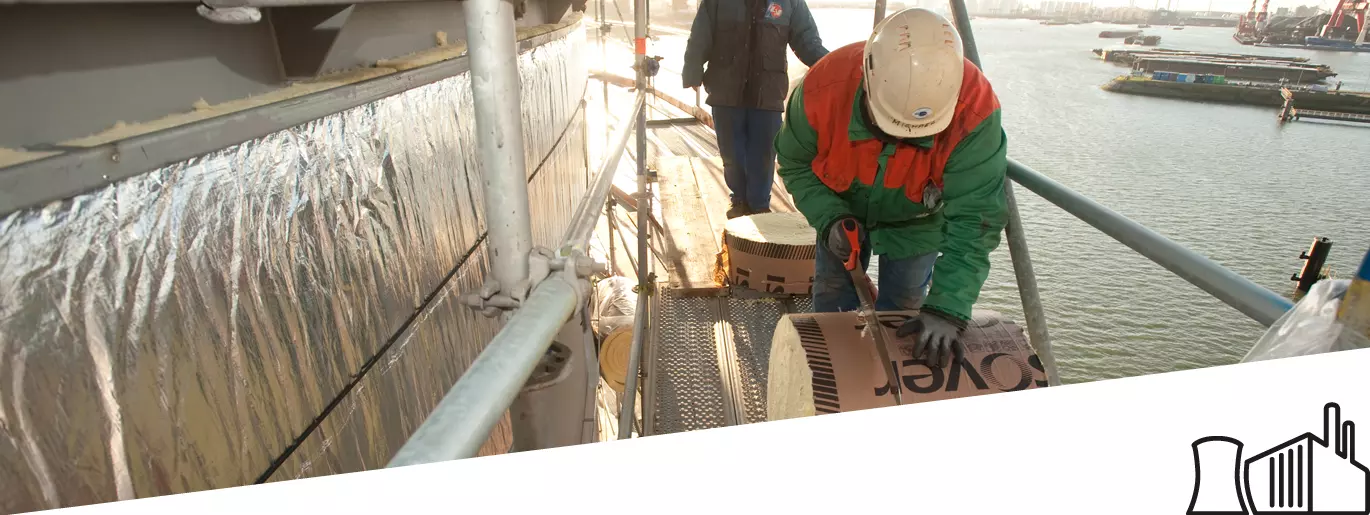 Man insulating tank